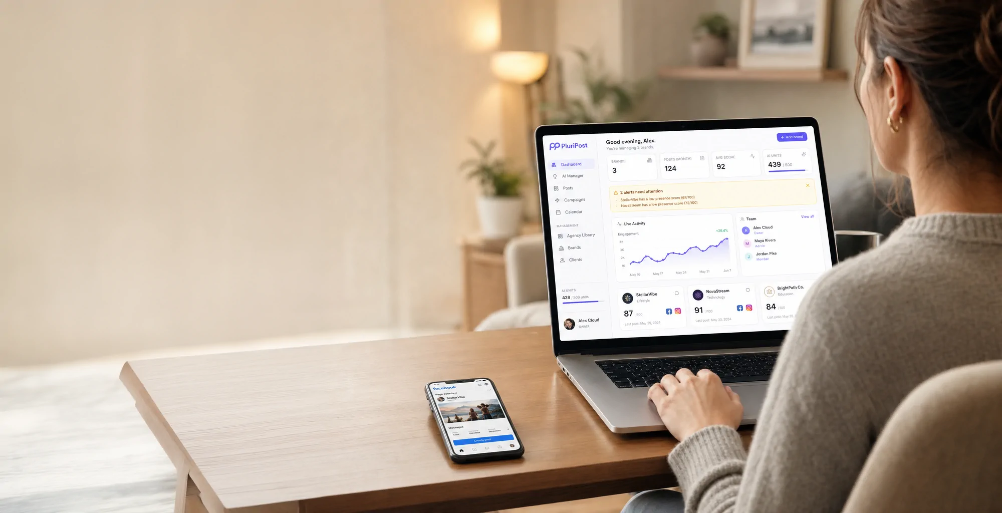 Dashboard PluriPost montrant le calendrier et la gestion de contenu